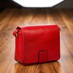 کیف دوشی زنانه چرم طبیعی دتار (طرح لیزارد - رنگ قرمز)