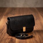کیف دوشی/کراس‌بادی زنانه چرم طبیعی دتار (طرح فلوتر - رنگ مشکی)