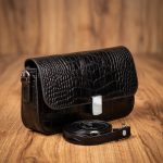 کیف دوشی/کراس‌بادی زنانه چرم طبیعی دتار (طرح کروکو - رنگ مشکی)